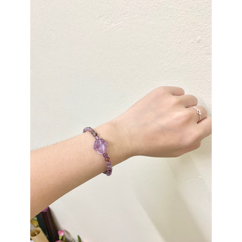 Vòng tay Ưu linh tím (Purple phantom) hạt 4mm mix charm chân mèo