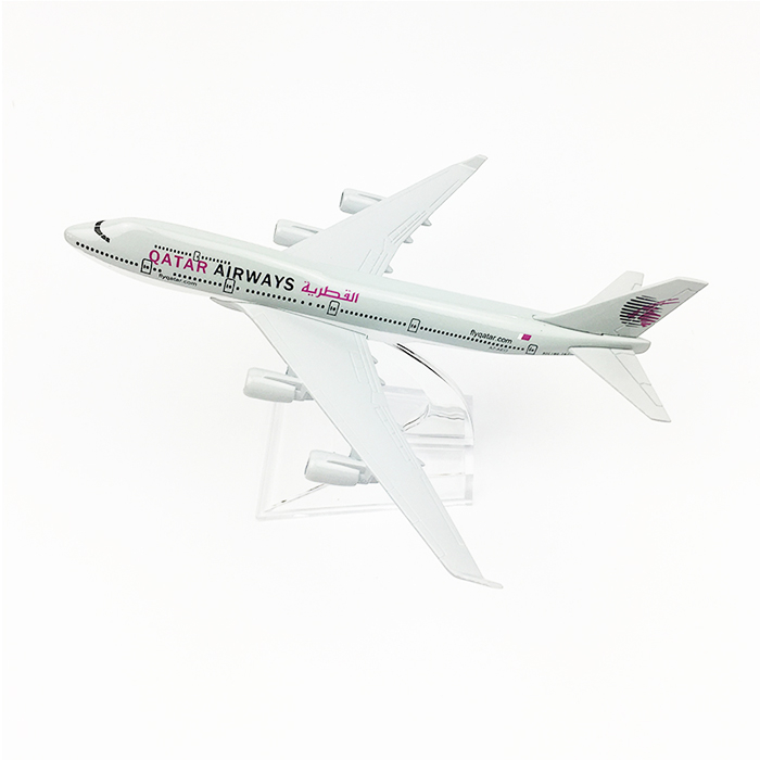 Mô hình máy bay Qatar b747 16cm + đế trưng bày