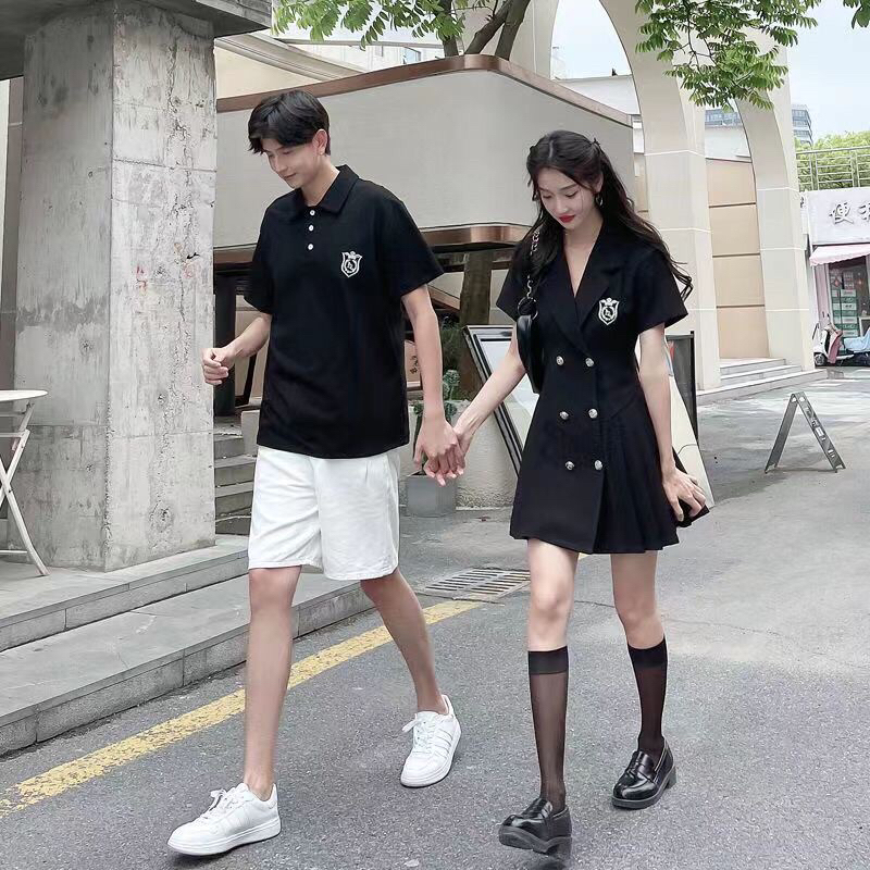 Đầm cổ vest khoét lưng  6 nút đính logo + Áo thun nam logo phối hợp