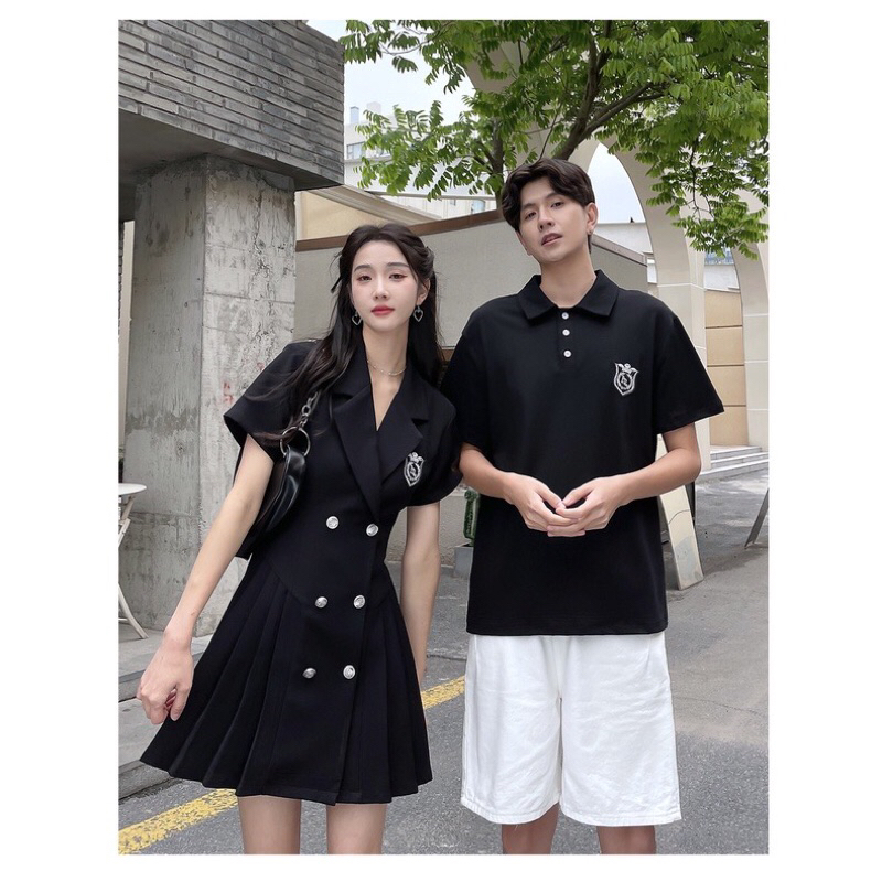 Đầm cổ vest khoét lưng  6 nút đính logo + Áo thun nam logo phối hợp