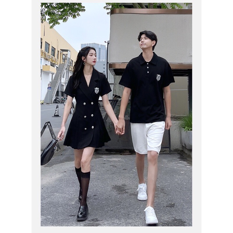 Đầm cổ vest khoét lưng  6 nút đính logo + Áo thun nam logo phối hợp