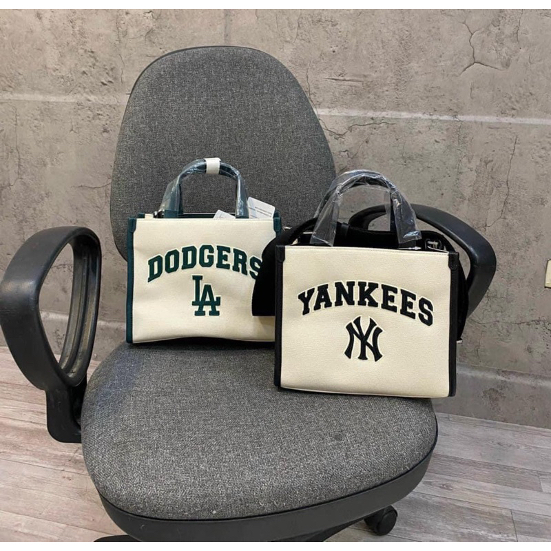 [ Hàng sẵn - Hot 2023]Túi Xách MLB Varsity New York Yankees cao cấp đủ 2 mẫu 2023 | BigBuy360 - bigbuy360.vn
