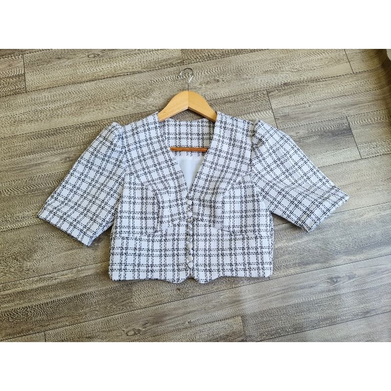 áo croptop tay phồng công sở size m ( dưới 54kg)