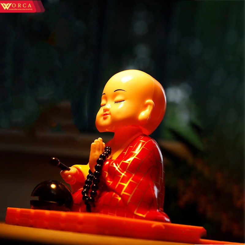 Tượng phật chú tiểu gõ mõ tụng kinh để taplo trang trí xe hơi ô tô