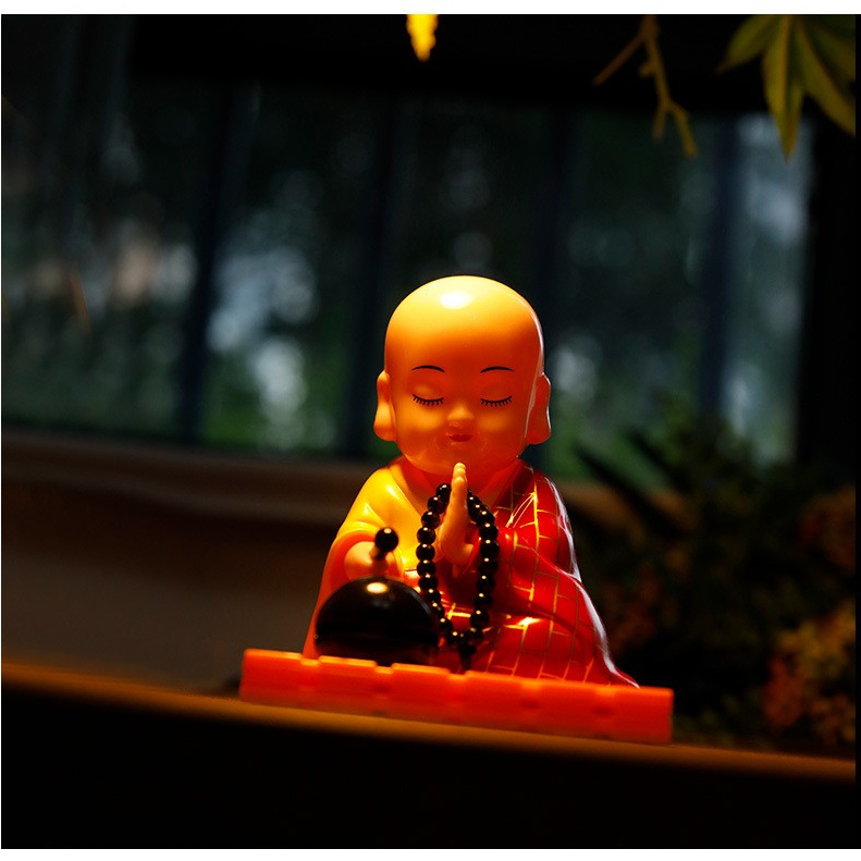 Tượng phật chú tiểu gõ mõ tụng kinh để taplo trang trí xe hơi ô tô
