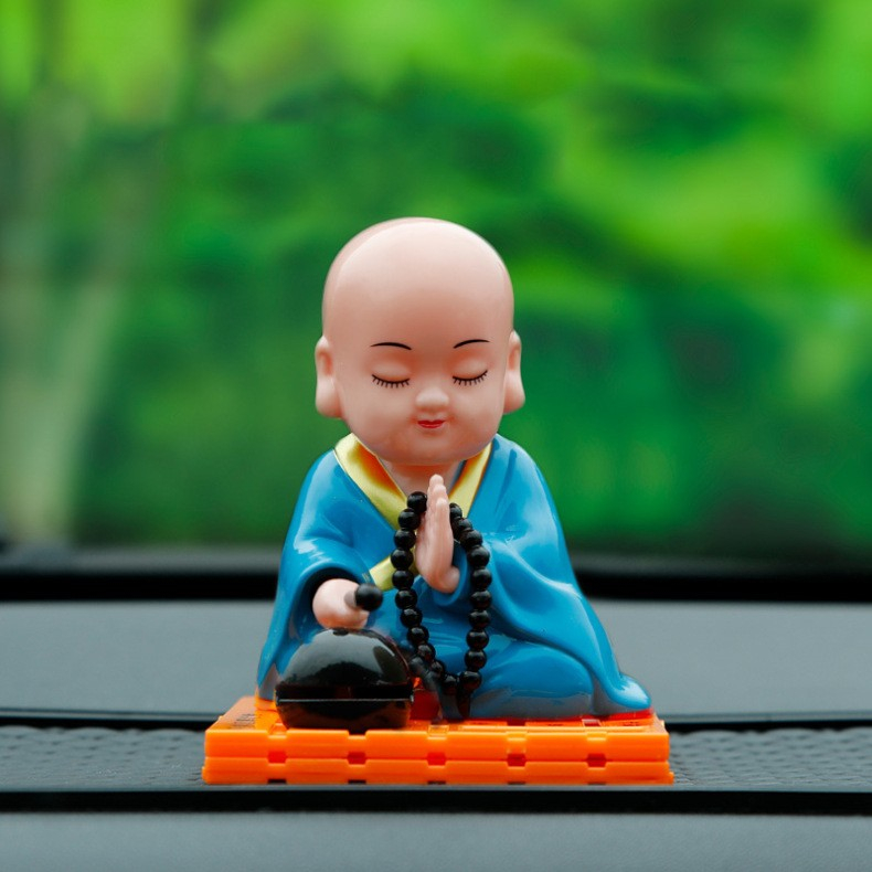 Tượng phật chú tiểu gõ mõ tụng kinh để taplo trang trí xe hơi ô tô