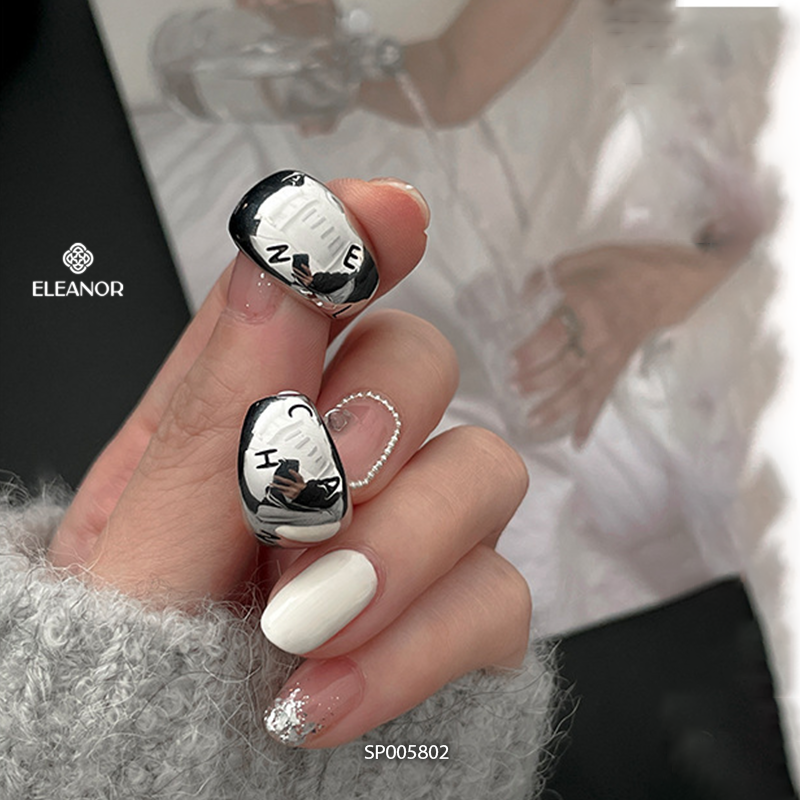Bông tai nữ Eleanor Accessories thiết kế dạng kẹp viền cong mặt khắc chữ phụ kiện trang sức 5802