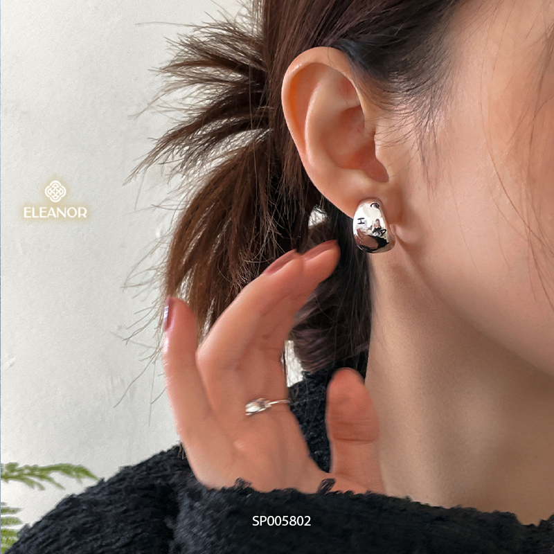 Bông tai nữ Eleanor Accessories thiết kế dạng kẹp viền cong mặt khắc chữ phụ kiện trang sức 5802