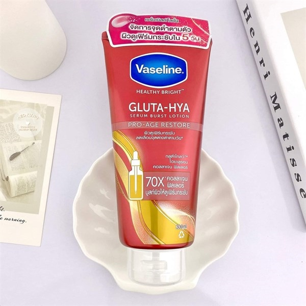 Sữa dưỡng thể trắng da, mờ thâm đều màu da Vaseline Healthy Bright Gluta-Hya Serum Burst 300ML