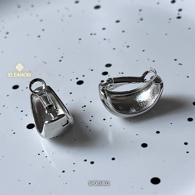 Bông tai nữ Eleanor Accessories thiết kế dạng kẹp viền cong mặt khắc chữ phụ kiện trang sức 5802
