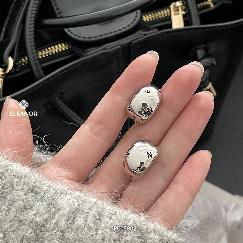 Bông tai nữ Eleanor Accessories thiết kế dạng kẹp viền cong mặt khắc chữ phụ kiện trang sức 5802