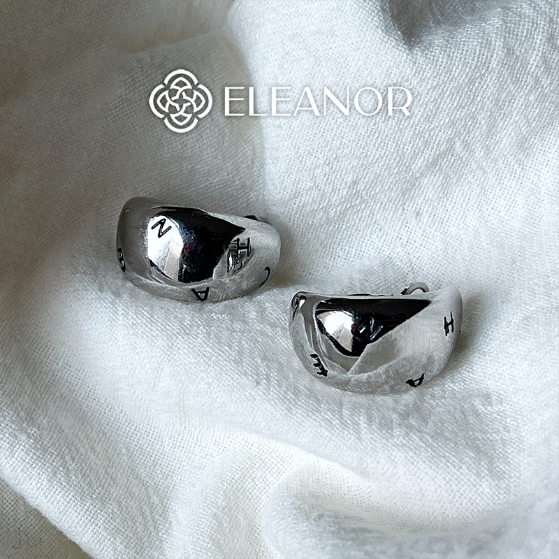 Bông tai nữ Eleanor Accessories thiết kế dạng kẹp viền cong mặt khắc chữ phụ kiện trang sức 5802