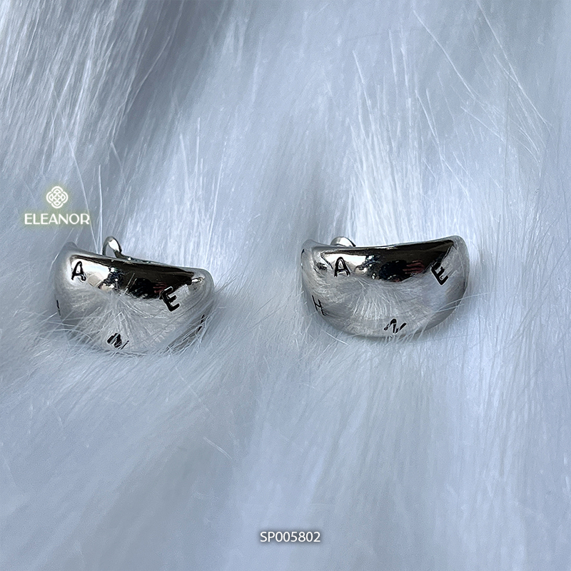 Bông tai nữ Eleanor Accessories thiết kế dạng kẹp viền cong mặt khắc chữ phụ kiện trang sức 5802
