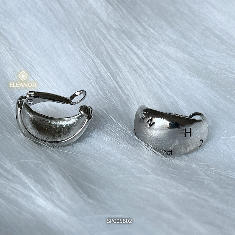 Bông tai nữ Eleanor Accessories thiết kế dạng kẹp viền cong mặt khắc chữ phụ kiện trang sức 5802