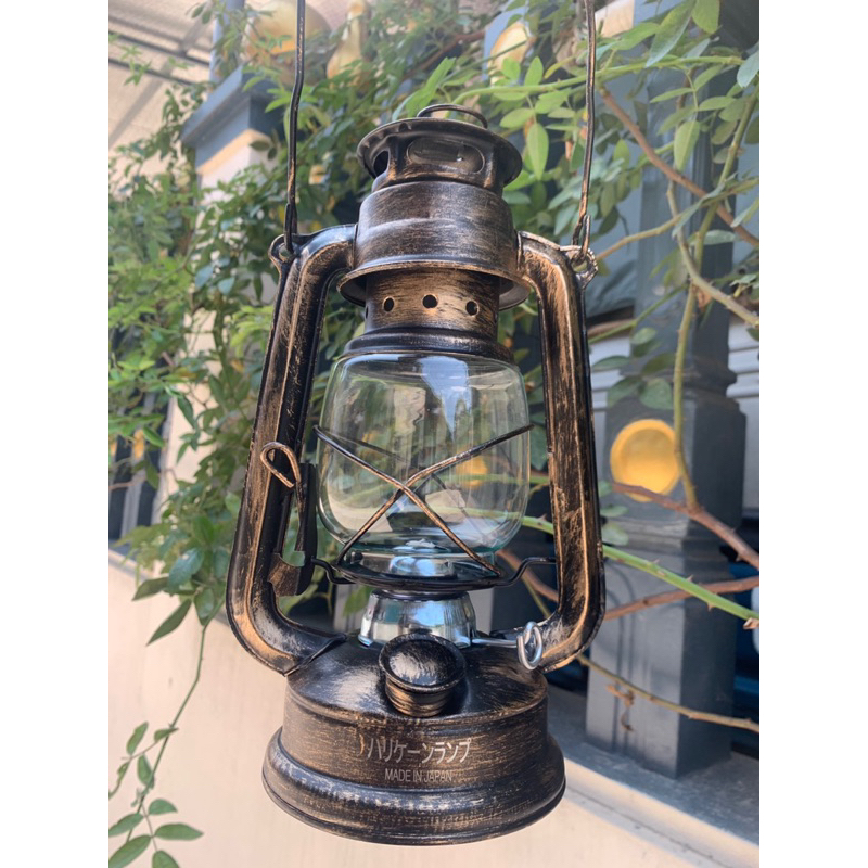 ☘ đèn bão thắp dầu  .