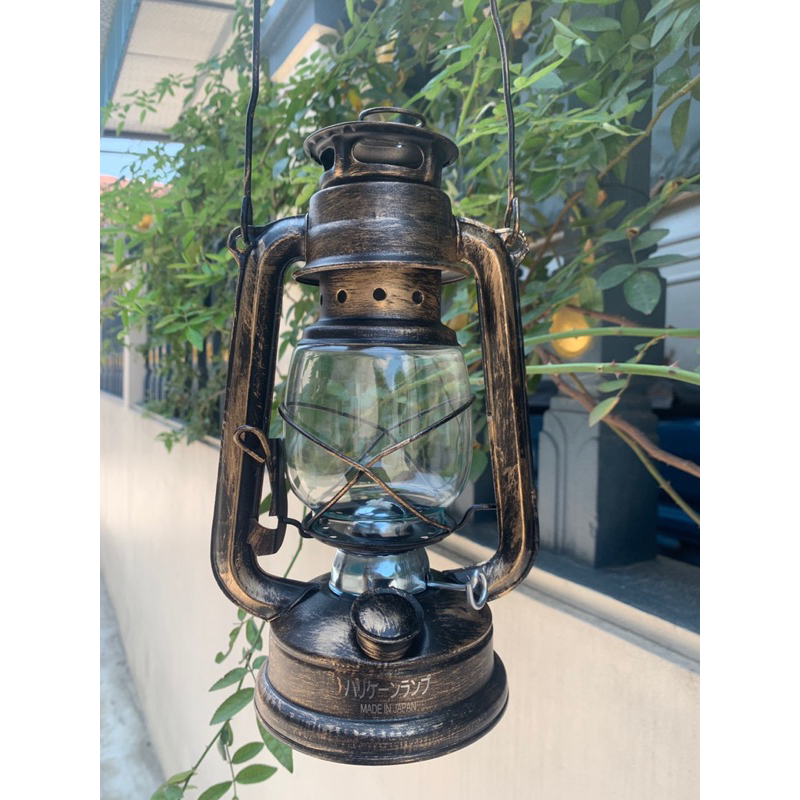 ☘ đèn bão thắp dầu  .