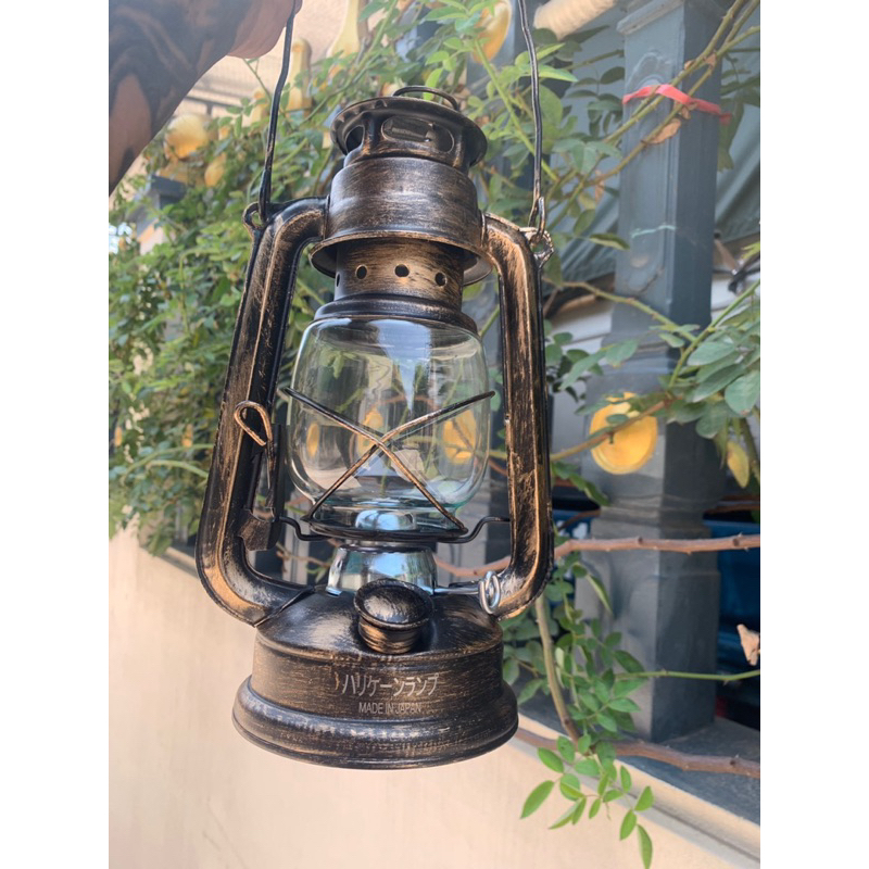 ☘ đèn bão thắp dầu  .