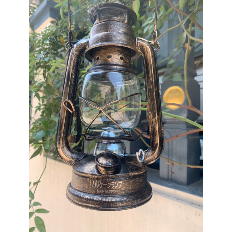 ☘ đèn bão thắp dầu  .