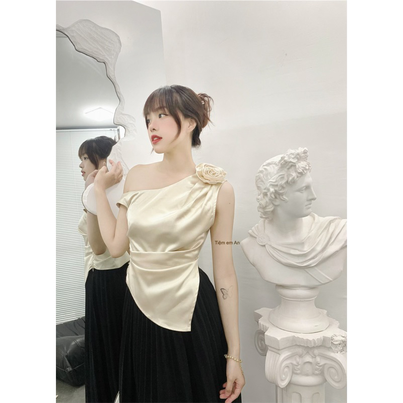 Áo lụa lệch vai kèm hoa