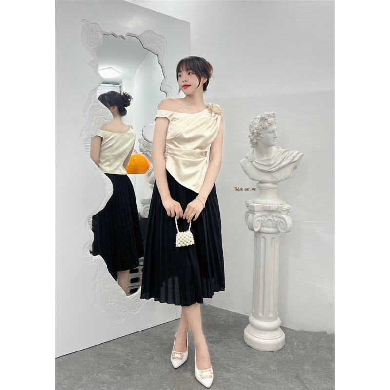 Áo lụa lệch vai kèm hoa