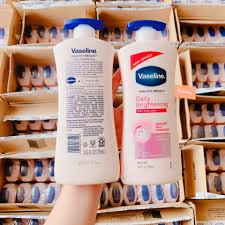 Sữa dưỡng thể trắng da Vaseline 725ml/chai