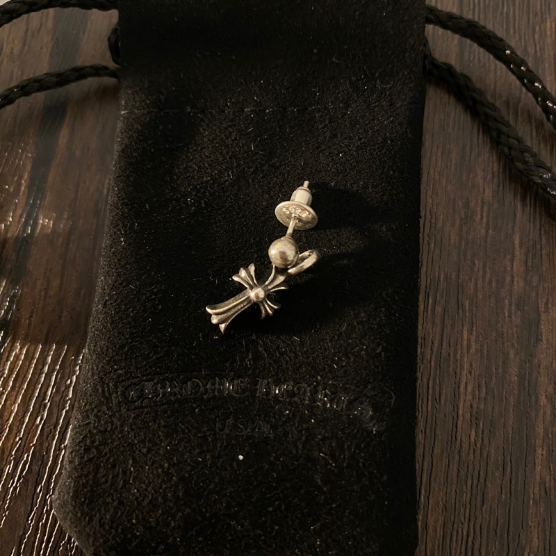 Bông tai cross chromehearts Best