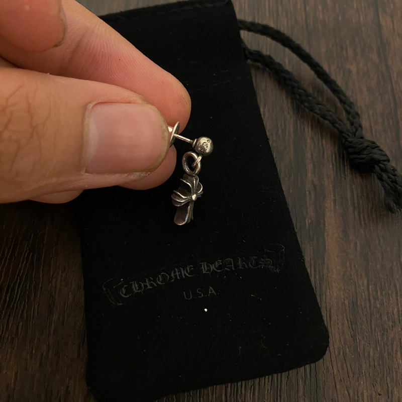 Bông tai cross chromehearts Best