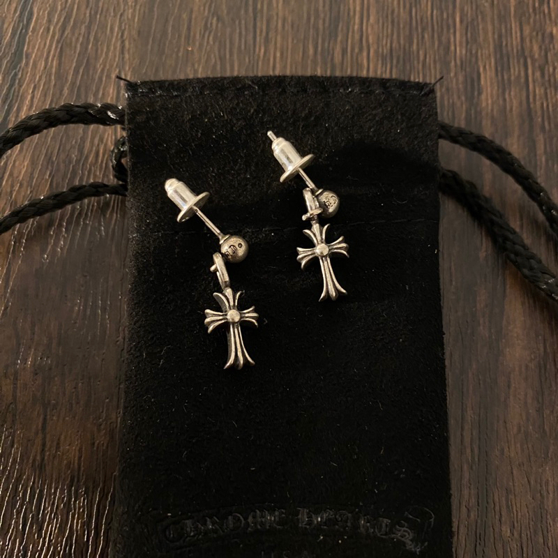 Bông tai cross chromehearts Best