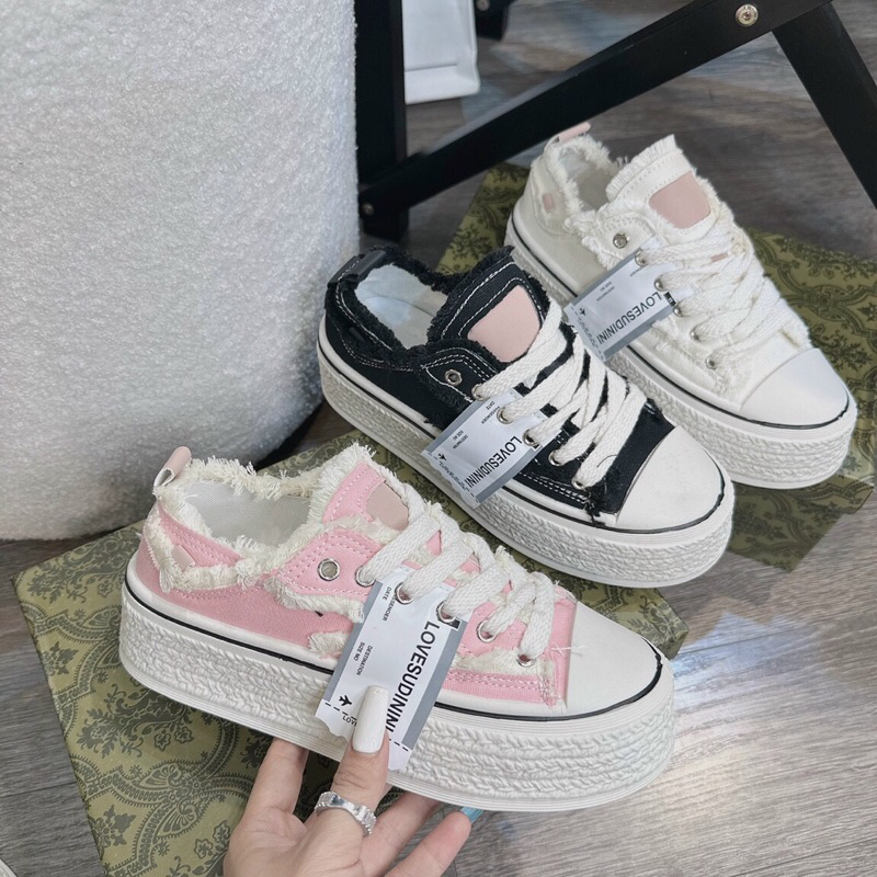 Giày bata sục rách