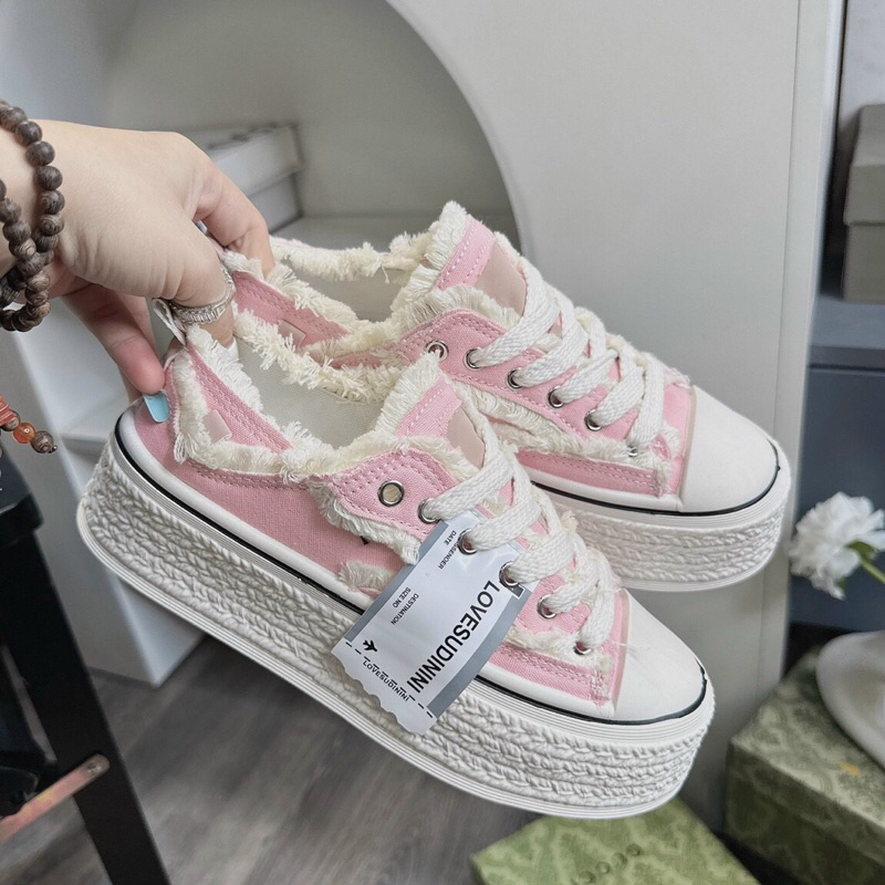 Giày bata sục rách