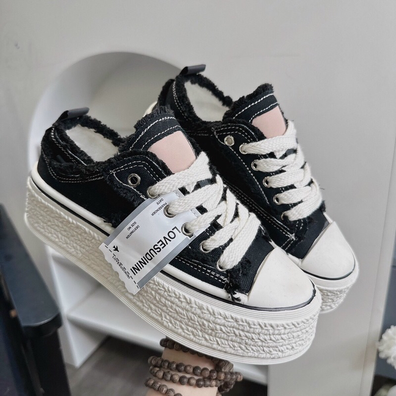 Giày bata sục rách