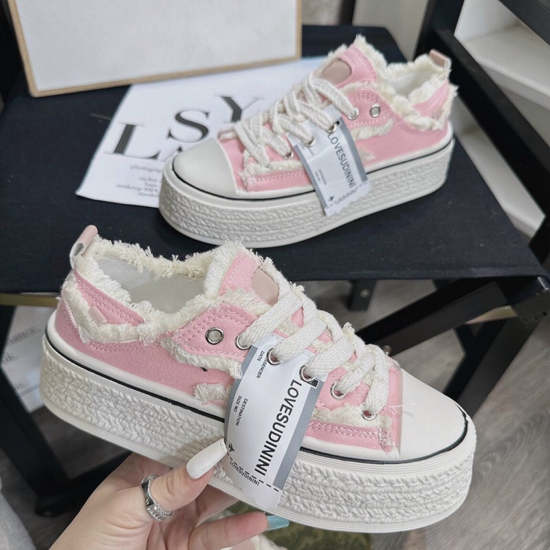 Giày bata sục rách