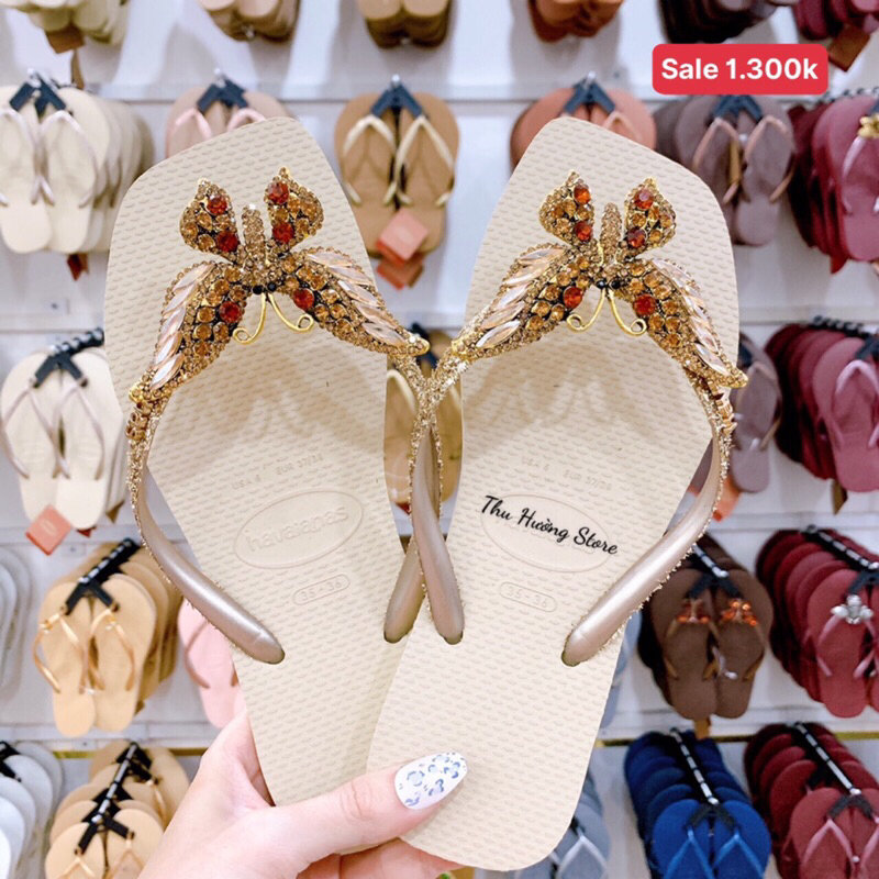 Dép Nữ Chính Hãng Đế Vuông Kim Tuyến Sợi Kem Đính Phụ Kiện Bươm' Chúa