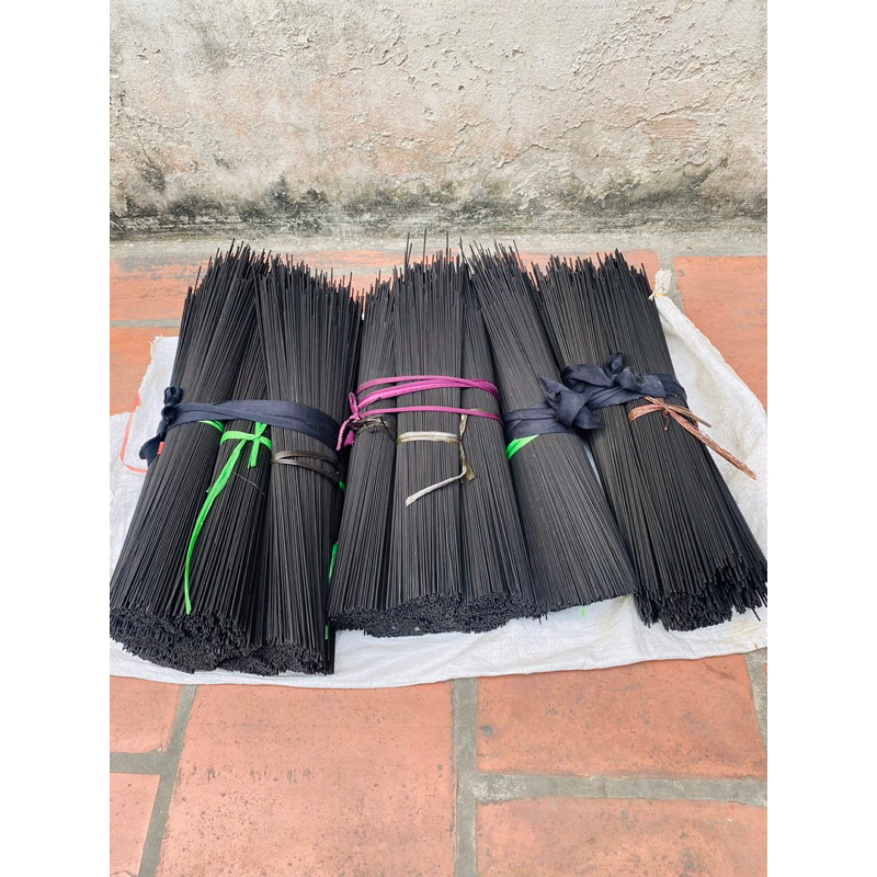 Nan đen trúc k mấu để ráp lồng vuông,thái, sing dài từ 40-45cm k có mấu. có 1.6 1.8 2.0 va 2,2li. 👌👌👌👌👌👌👌👌