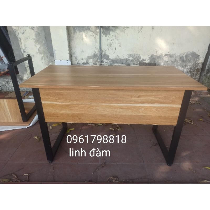 Bàn Làm Việc Có Yếm Che Mặt Trước