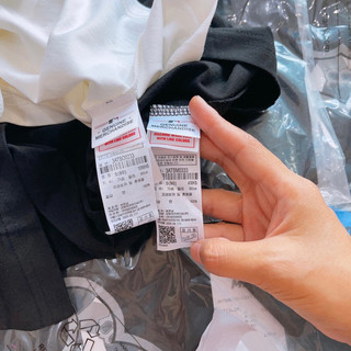 Áo thun đen trắng chữ BP