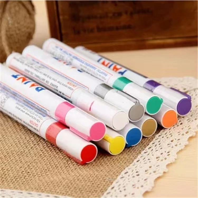 Bút sơn chữ viết lên mọi chất liệu cứng không bị phai màu do nước có nhiều màu