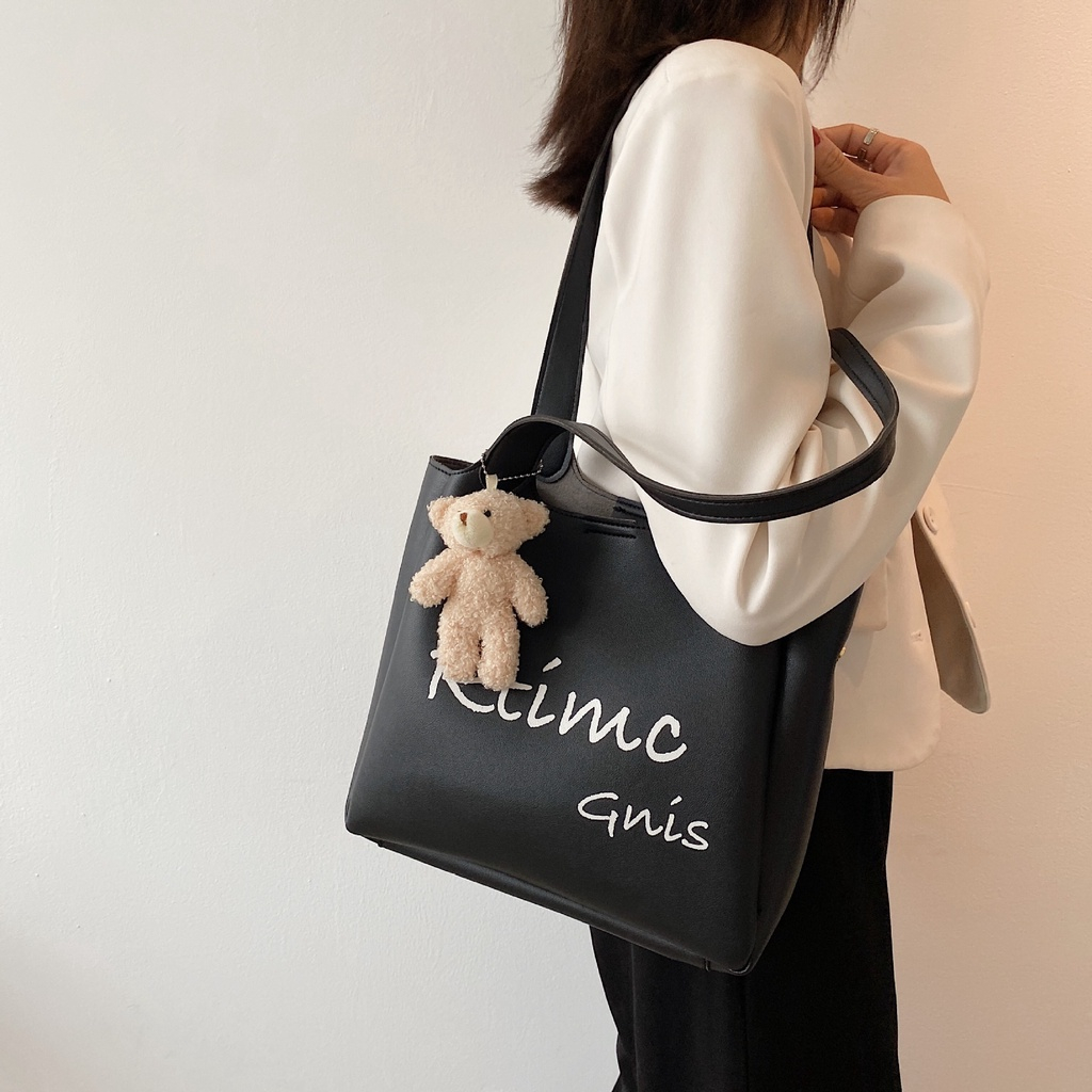 Túi tote nữ chất liệu da siêu đẹp, thiết kế dáng vuông form rộng, móc khoá gấu siêu cute TDC018