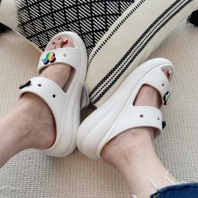 Dép quai ngang nữ Cross Classic Sandal Crush Màu Trắng đế cao 5cm 2 quai gắn 6 Jib Ngẫu Nhiên