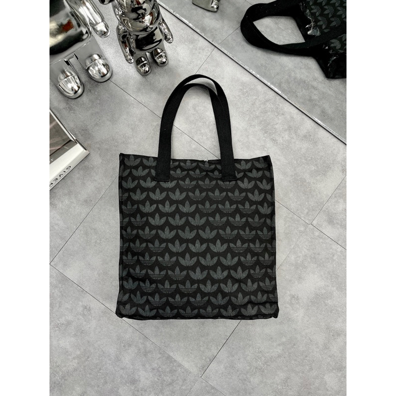 Túi Tote Adi.das in monogram 2 màu Túi Chợ size 39 cm x 35 cm x 8 cm B566
