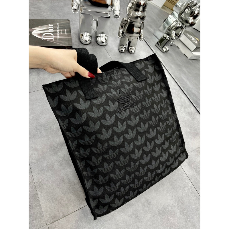 Túi Tote Adi.das in monogram 2 màu Túi Chợ size 39 cm x 35 cm x 8 cm B566