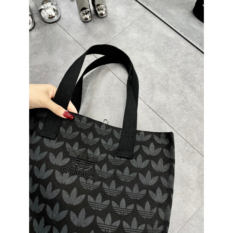 Túi Tote Adi.das in monogram 2 màu Túi Chợ size 39 cm x 35 cm x 8 cm B566