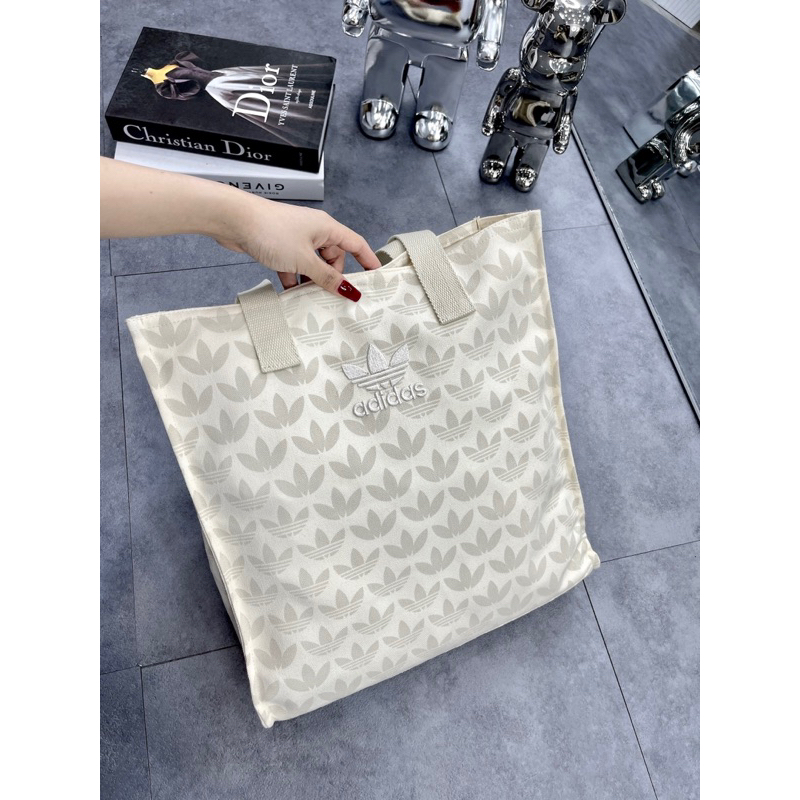 Túi Tote Adi.das in monogram 2 màu Túi Chợ size 39 cm x 35 cm x 8 cm B566