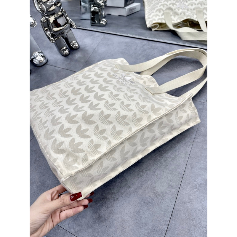 Túi Tote Adi.das in monogram 2 màu Túi Chợ size 39 cm x 35 cm x 8 cm B566