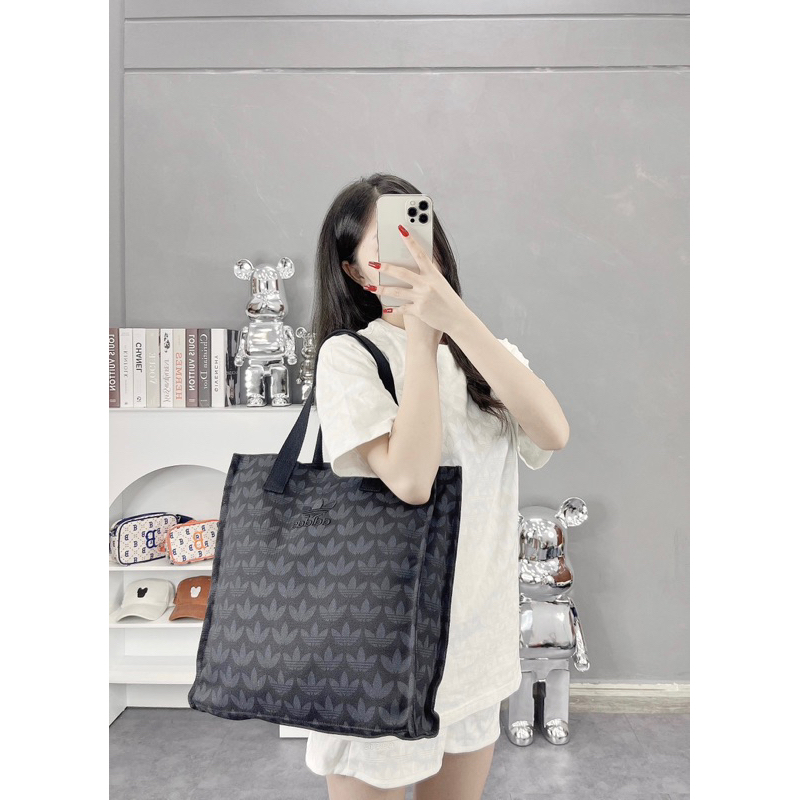 Túi Tote Adi.das in monogram 2 màu Túi Chợ size 39 cm x 35 cm x 8 cm B566