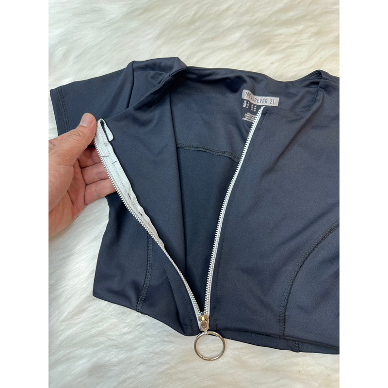 Áo croptop F21 dây kéo