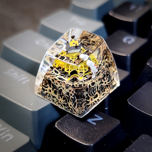 Galaxy keycap , nút bàn phím cơ hài hước , phi hành gia đi tiểu trên cung trăng