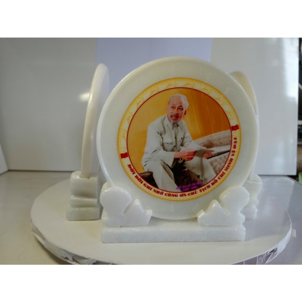 Ảnh Bác Hồ đọc báo