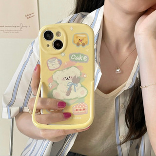 Ốp iphone full viền màu vàng in hình gấu làm bánh