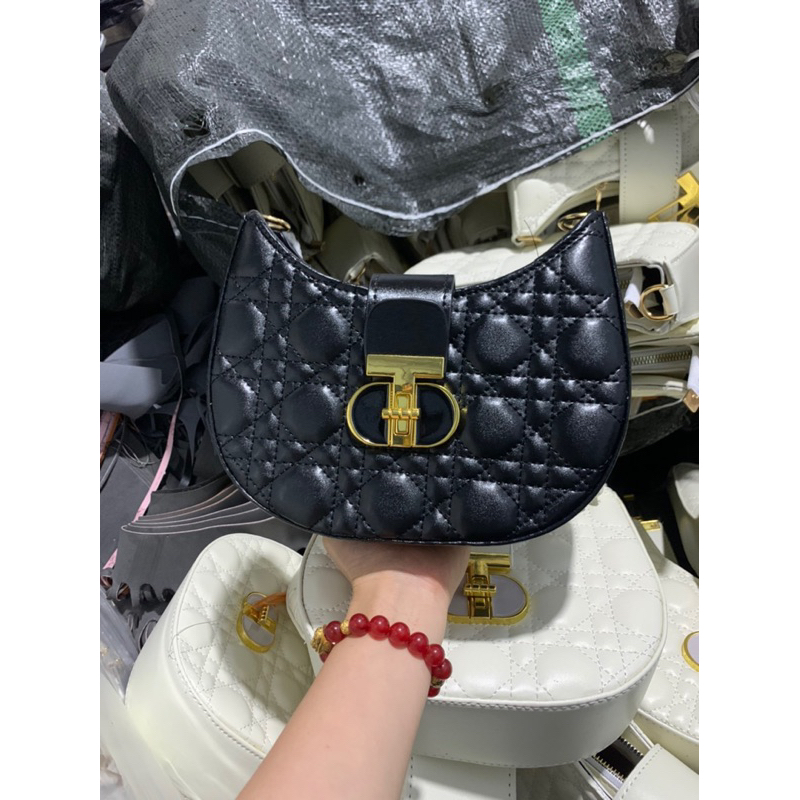 Túi kẹp nách dáng bầu, túi xách nữ đeo vai khoá kính chữ D